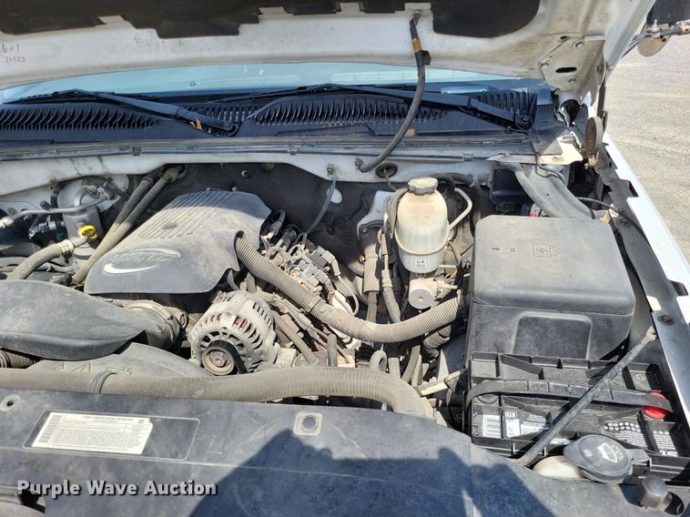 image for item LR9220 2004 Chevrolet Silverado 3500  refrigerated delivery truck