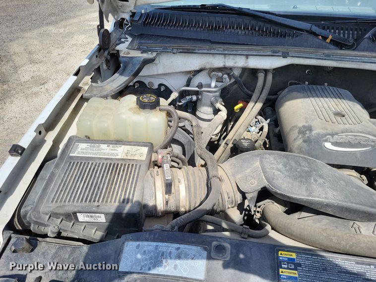 image for item LR9220 2004 Chevrolet Silverado 3500  refrigerated delivery truck