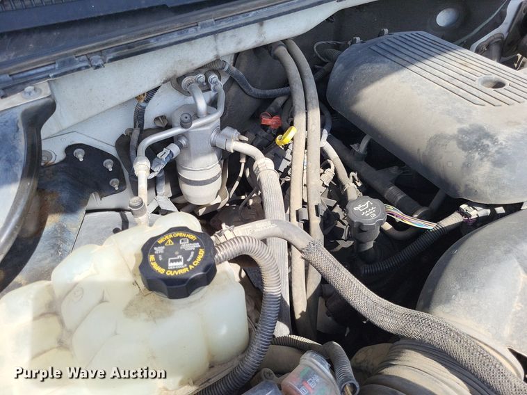 image for item LR9220 2004 Chevrolet Silverado 3500  refrigerated delivery truck