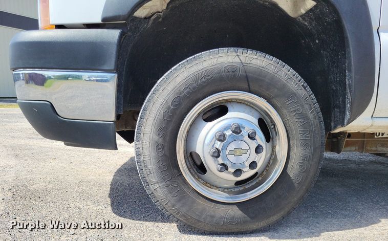 image for item LR9220 2004 Chevrolet Silverado 3500  refrigerated delivery truck