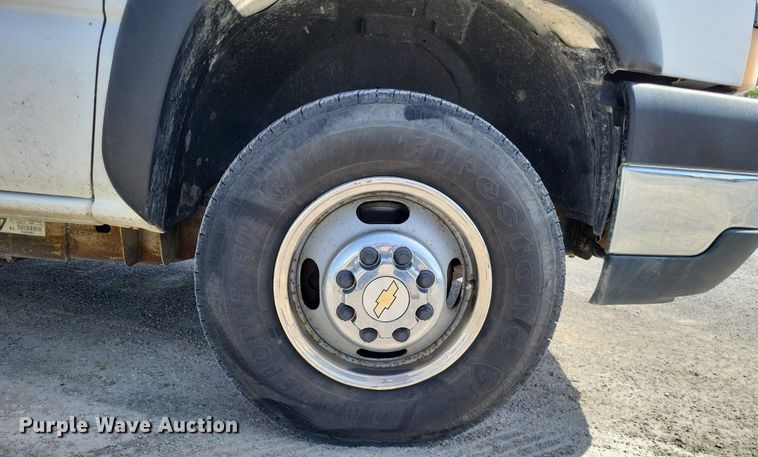 image for item LR9220 2004 Chevrolet Silverado 3500  refrigerated delivery truck