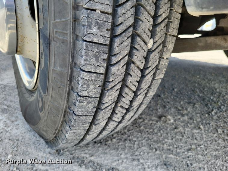 image for item LR9220 2004 Chevrolet Silverado 3500  refrigerated delivery truck