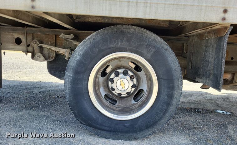 image for item LR9220 2004 Chevrolet Silverado 3500  refrigerated delivery truck