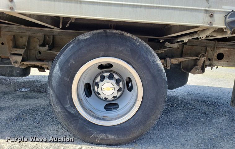 image for item LR9220 2004 Chevrolet Silverado 3500  refrigerated delivery truck