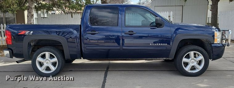 image for item MC9760 2010 Chevrolet Silverado 1500  Crew Cab pickup truck
