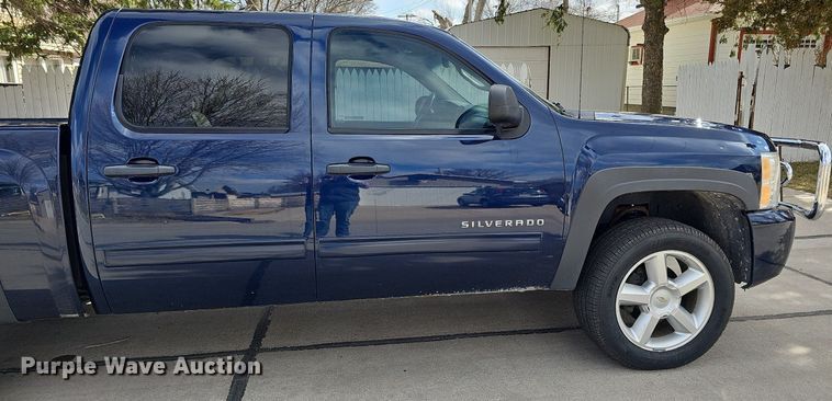 image for item MC9760 2010 Chevrolet Silverado 1500  Crew Cab pickup truck
