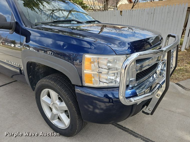 image for item MC9760 2010 Chevrolet Silverado 1500  Crew Cab pickup truck