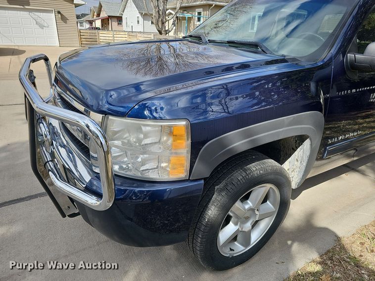 image for item MC9760 2010 Chevrolet Silverado 1500  Crew Cab pickup truck