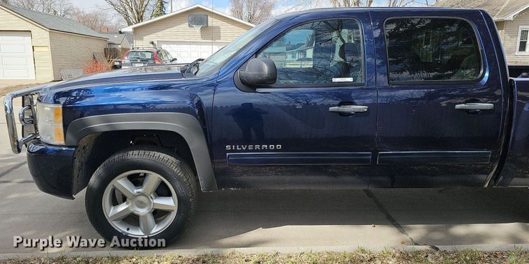 image for item MC9760 2010 Chevrolet Silverado 1500  Crew Cab pickup truck