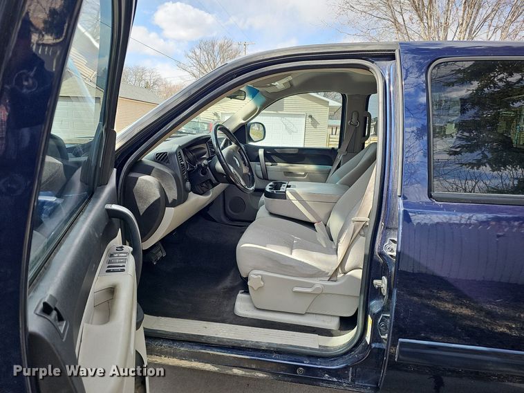 image for item MC9760 2010 Chevrolet Silverado 1500  Crew Cab pickup truck