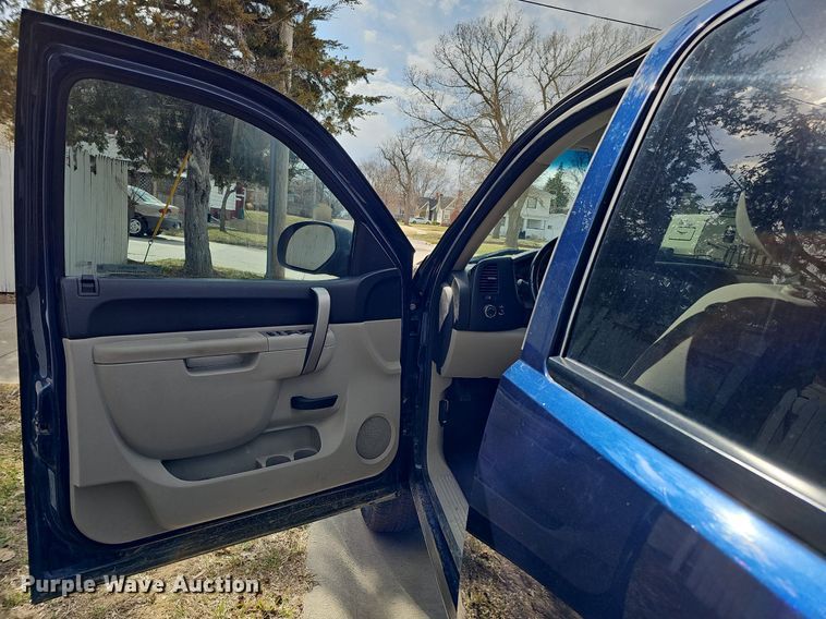 image for item MC9760 2010 Chevrolet Silverado 1500  Crew Cab pickup truck