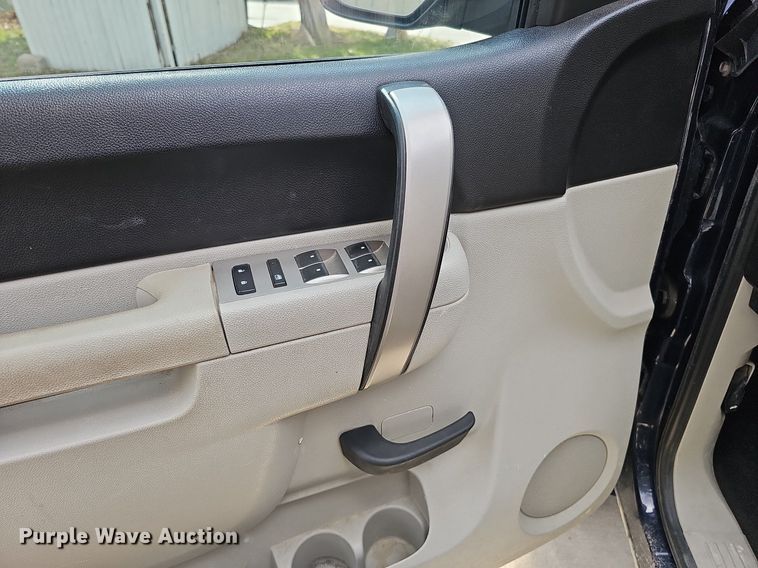 image for item MC9760 2010 Chevrolet Silverado 1500  Crew Cab pickup truck