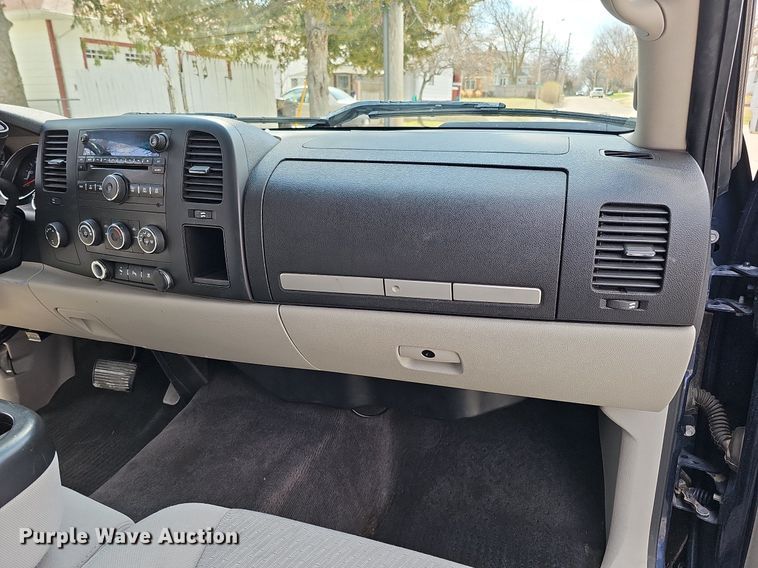 image for item MC9760 2010 Chevrolet Silverado 1500  Crew Cab pickup truck