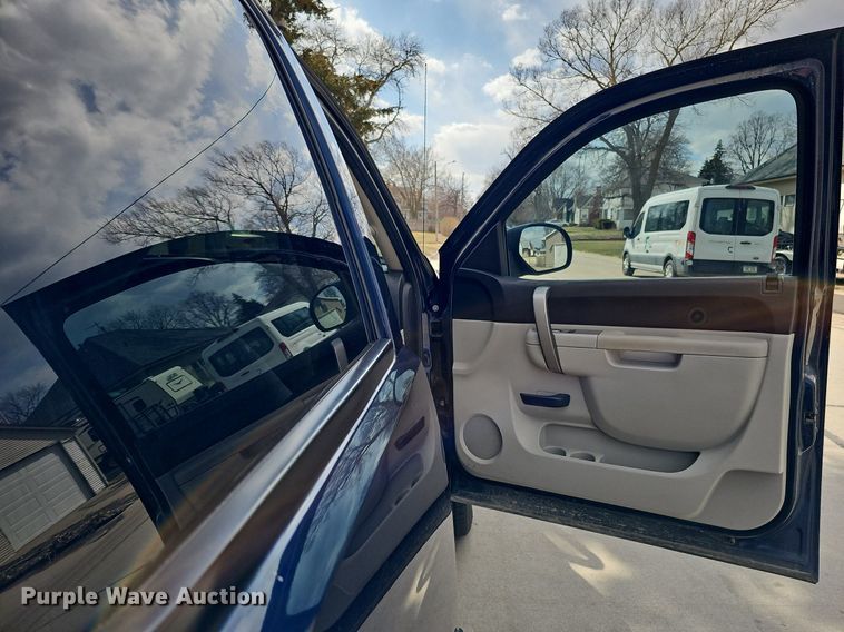 image for item MC9760 2010 Chevrolet Silverado 1500  Crew Cab pickup truck