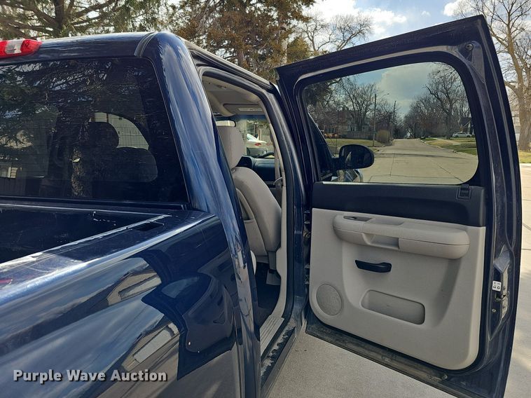 image for item MC9760 2010 Chevrolet Silverado 1500  Crew Cab pickup truck