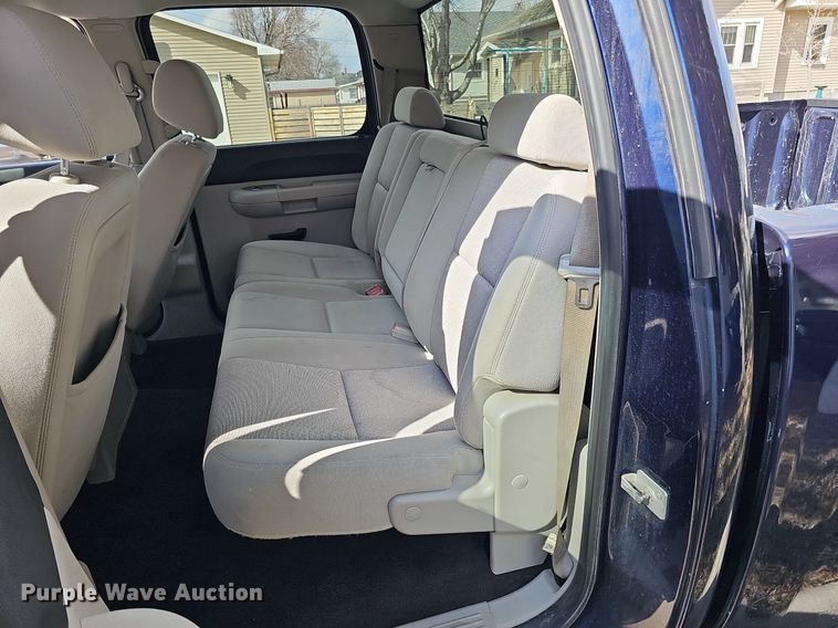 image for item MC9760 2010 Chevrolet Silverado 1500  Crew Cab pickup truck