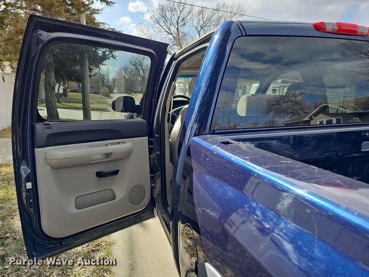 image for item MC9760 2010 Chevrolet Silverado 1500  Crew Cab pickup truck