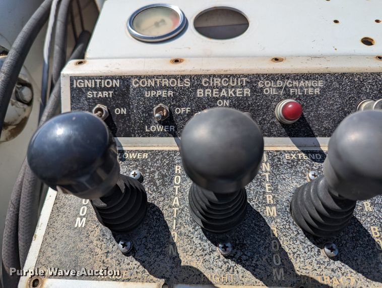 image for item MN9926 2003 Freightliner FL80  digger derrick truck