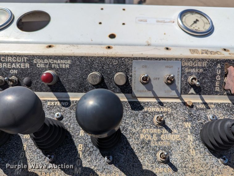 image for item MN9926 2003 Freightliner FL80  digger derrick truck