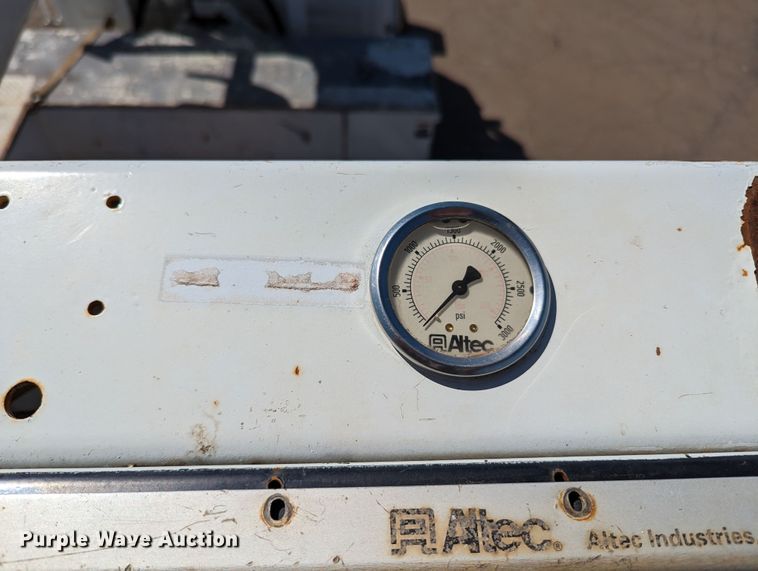 image for item MN9926 2003 Freightliner FL80  digger derrick truck