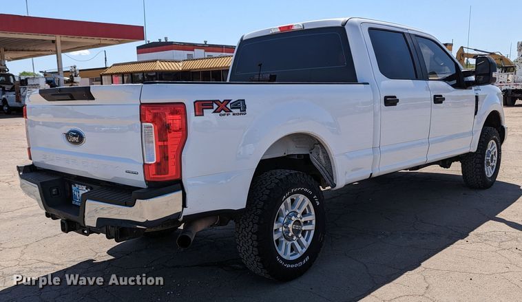 image for item MN9928 2017 Ford F250 Super Duty  Crew Cab pickup truck