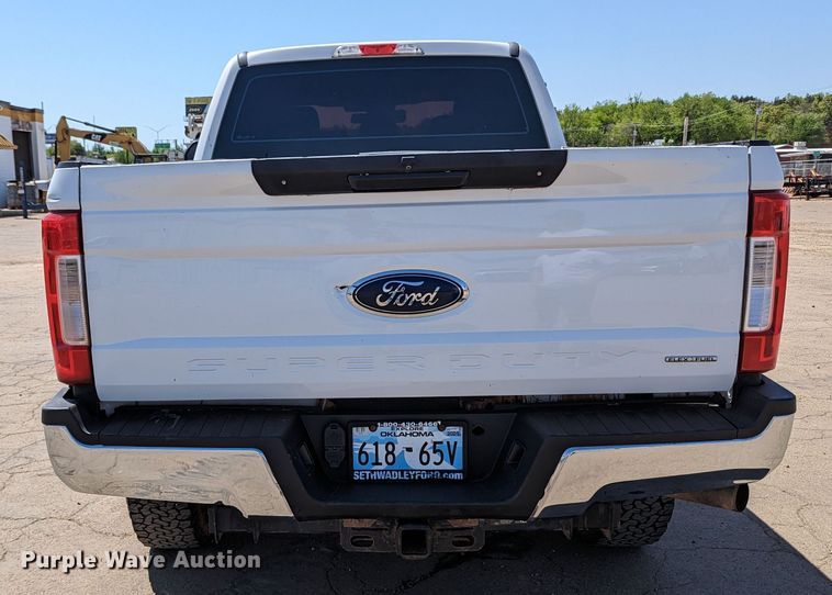 image for item MN9928 2017 Ford F250 Super Duty  Crew Cab pickup truck