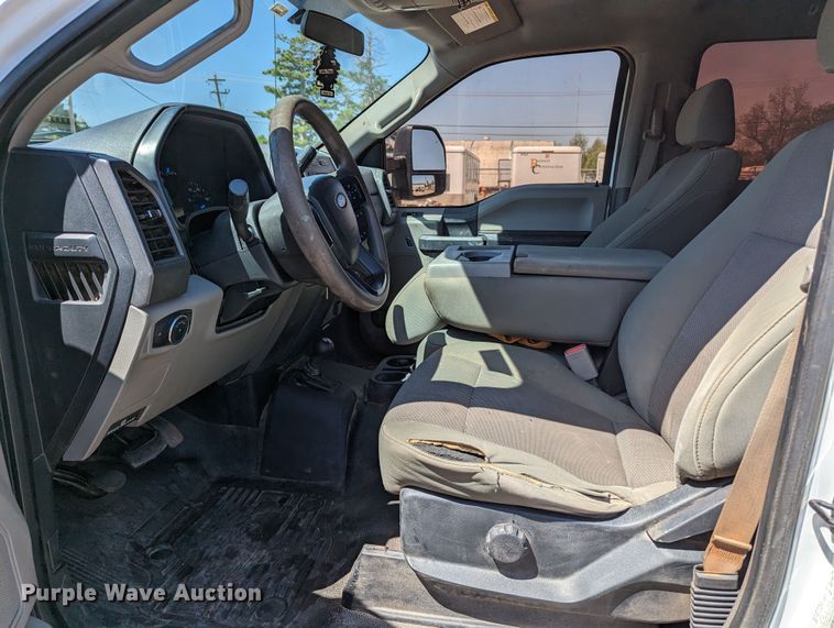 image for item MN9928 2017 Ford F250 Super Duty  Crew Cab pickup truck