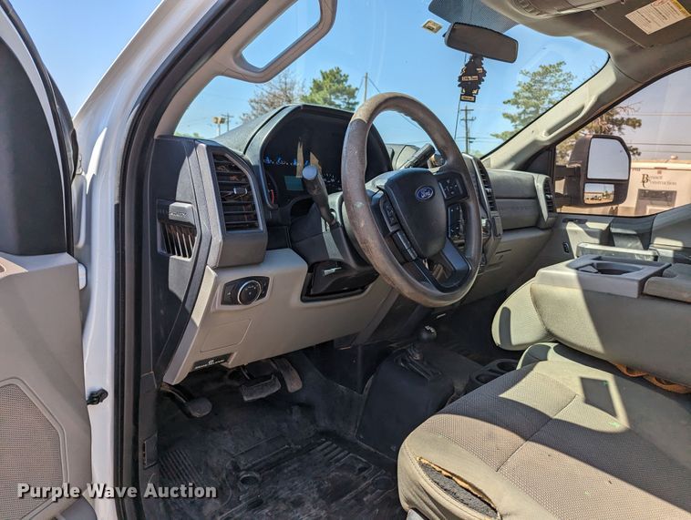 image for item MN9928 2017 Ford F250 Super Duty  Crew Cab pickup truck