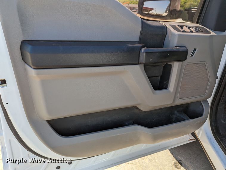 image for item MN9928 2017 Ford F250 Super Duty  Crew Cab pickup truck