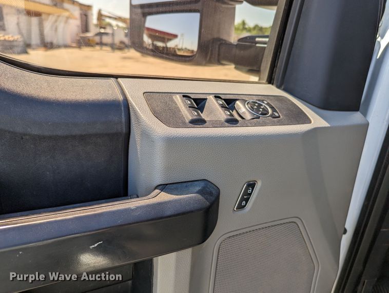 image for item MN9928 2017 Ford F250 Super Duty  Crew Cab pickup truck