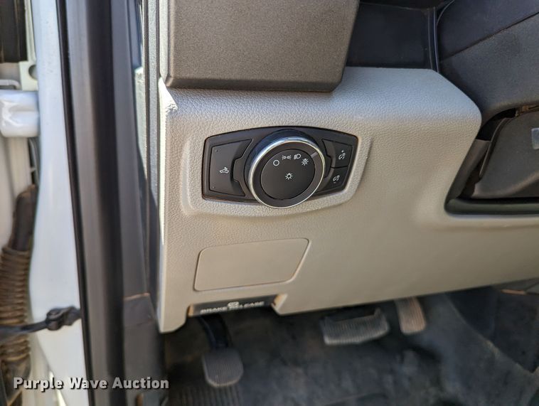 image for item MN9928 2017 Ford F250 Super Duty  Crew Cab pickup truck