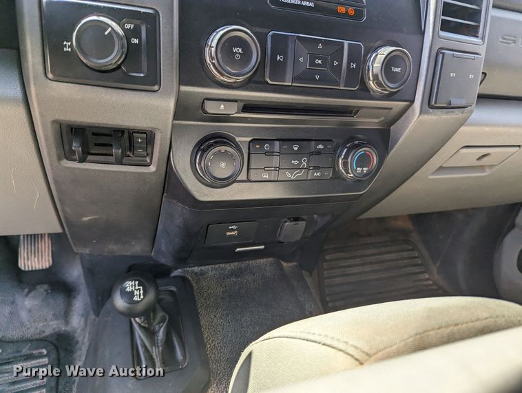 image for item MN9928 2017 Ford F250 Super Duty  Crew Cab pickup truck