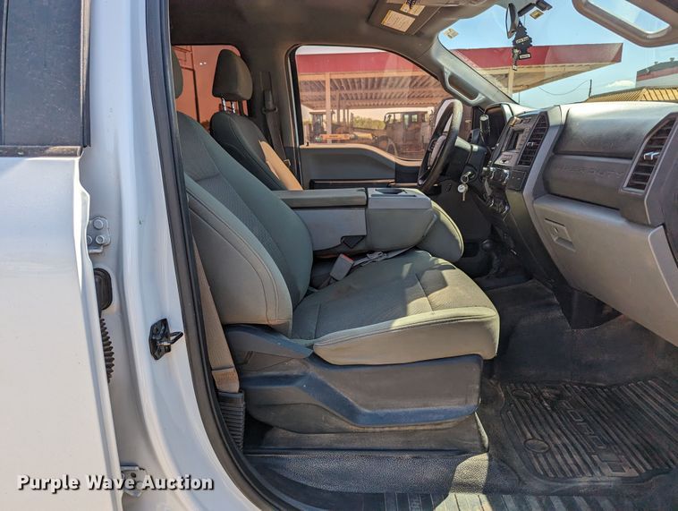 image for item MN9928 2017 Ford F250 Super Duty  Crew Cab pickup truck