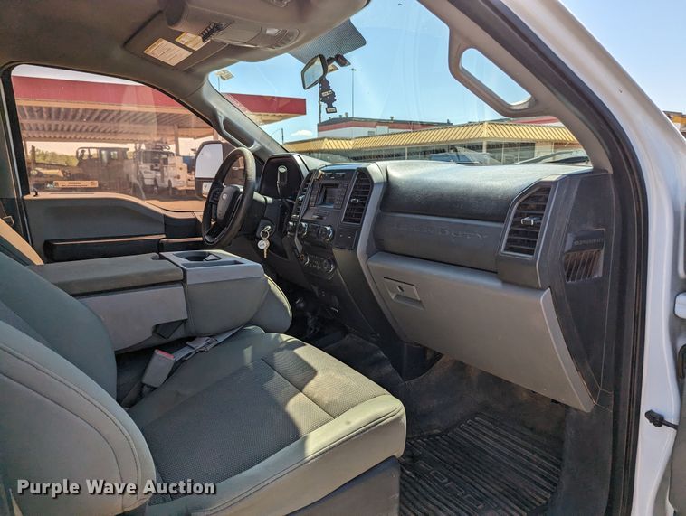 image for item MN9928 2017 Ford F250 Super Duty  Crew Cab pickup truck