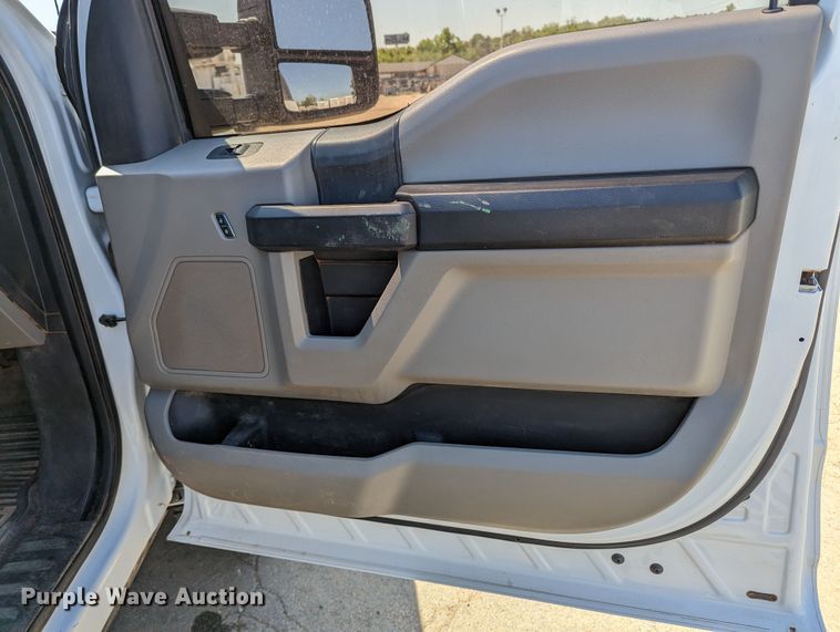 image for item MN9928 2017 Ford F250 Super Duty  Crew Cab pickup truck