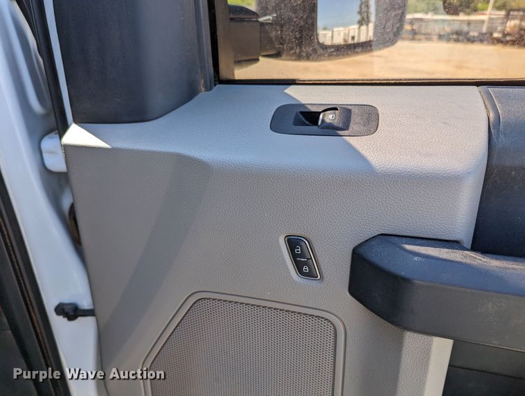 image for item MN9928 2017 Ford F250 Super Duty  Crew Cab pickup truck