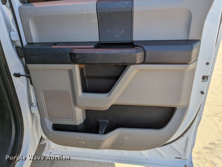 image for item MN9928 2017 Ford F250 Super Duty  Crew Cab pickup truck