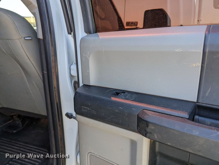 image for item MN9928 2017 Ford F250 Super Duty  Crew Cab pickup truck