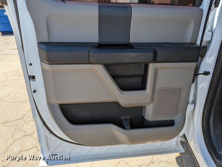 image for item MN9928 2017 Ford F250 Super Duty  Crew Cab pickup truck