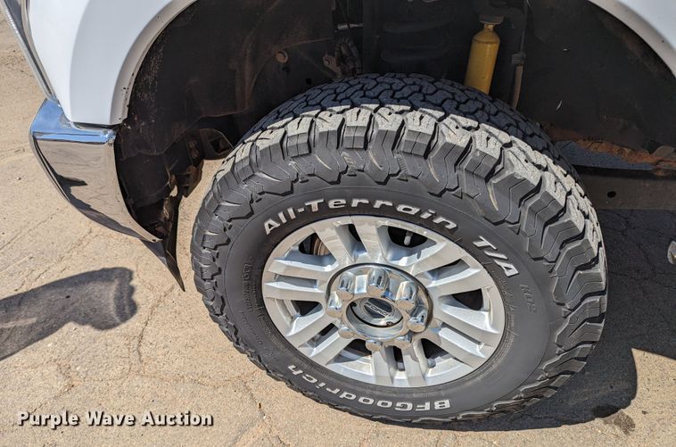 image for item MN9928 2017 Ford F250 Super Duty  Crew Cab pickup truck