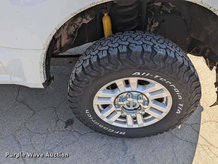 image for item MN9928 2017 Ford F250 Super Duty  Crew Cab pickup truck