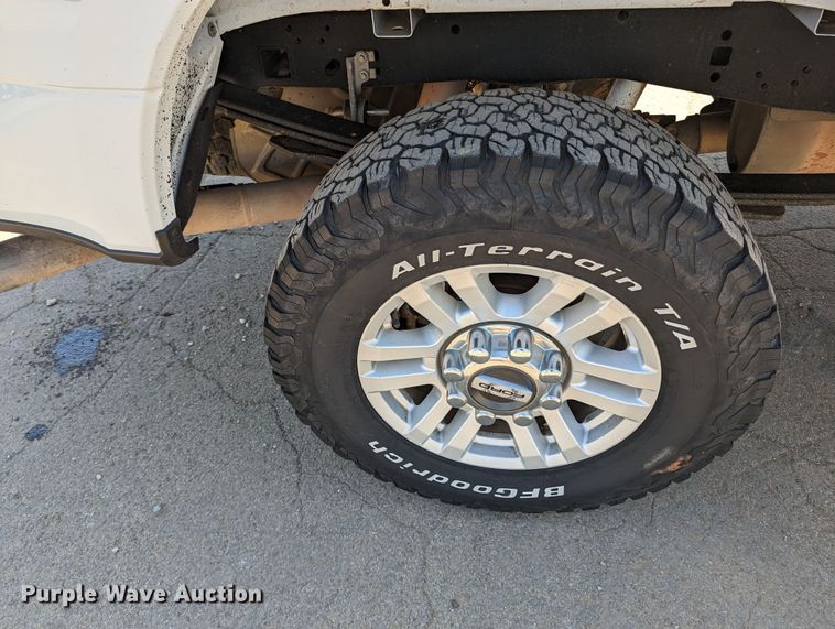 image for item MN9928 2017 Ford F250 Super Duty  Crew Cab pickup truck