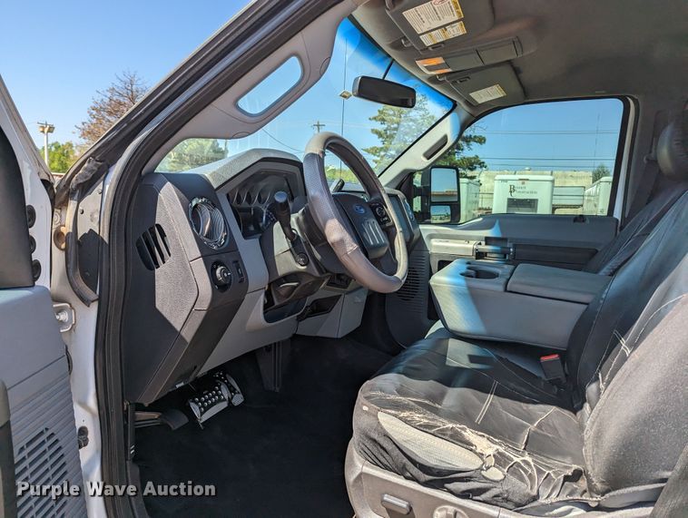 image for item MN9931 2016 Ford F250 Super Duty  Crew Cab pickup truck