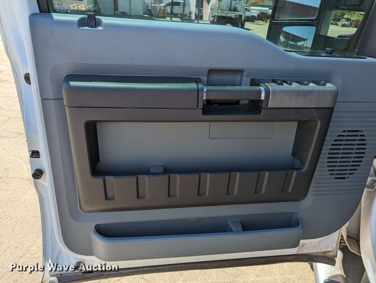 image for item MN9931 2016 Ford F250 Super Duty  Crew Cab pickup truck