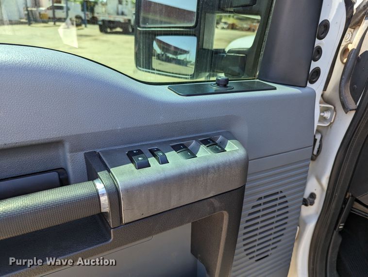 image for item MN9931 2016 Ford F250 Super Duty  Crew Cab pickup truck