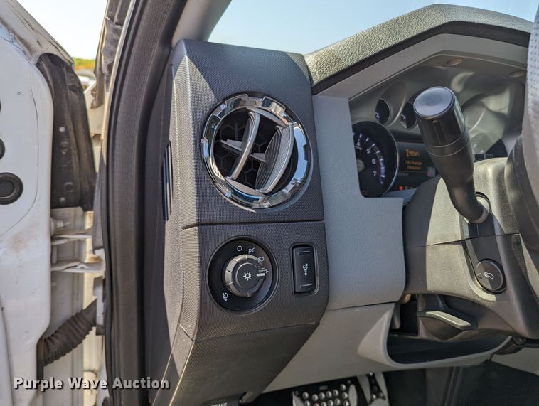 image for item MN9931 2016 Ford F250 Super Duty  Crew Cab pickup truck