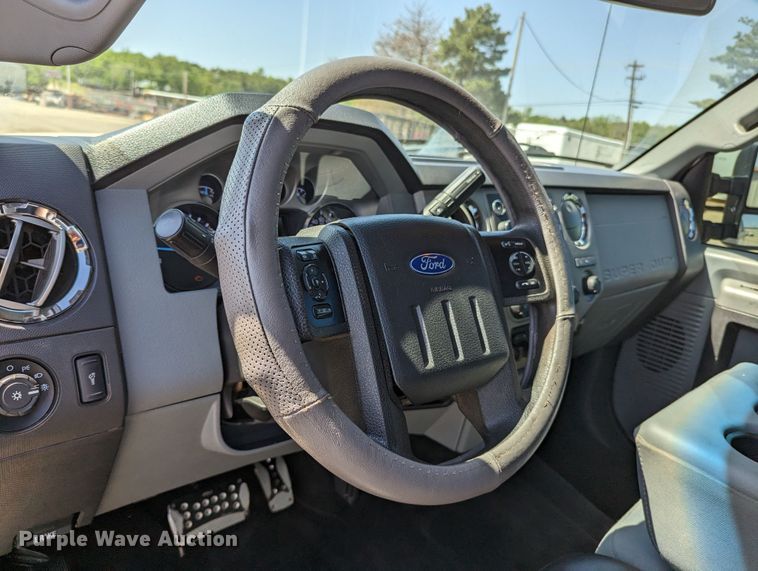 image for item MN9931 2016 Ford F250 Super Duty  Crew Cab pickup truck