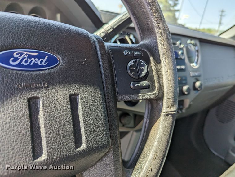 image for item MN9931 2016 Ford F250 Super Duty  Crew Cab pickup truck