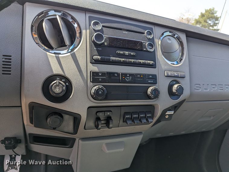 image for item MN9931 2016 Ford F250 Super Duty  Crew Cab pickup truck