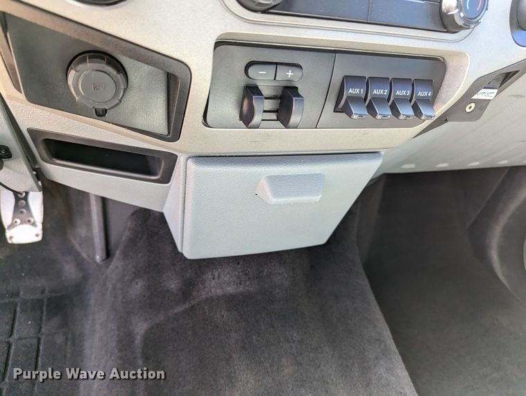 image for item MN9931 2016 Ford F250 Super Duty  Crew Cab pickup truck